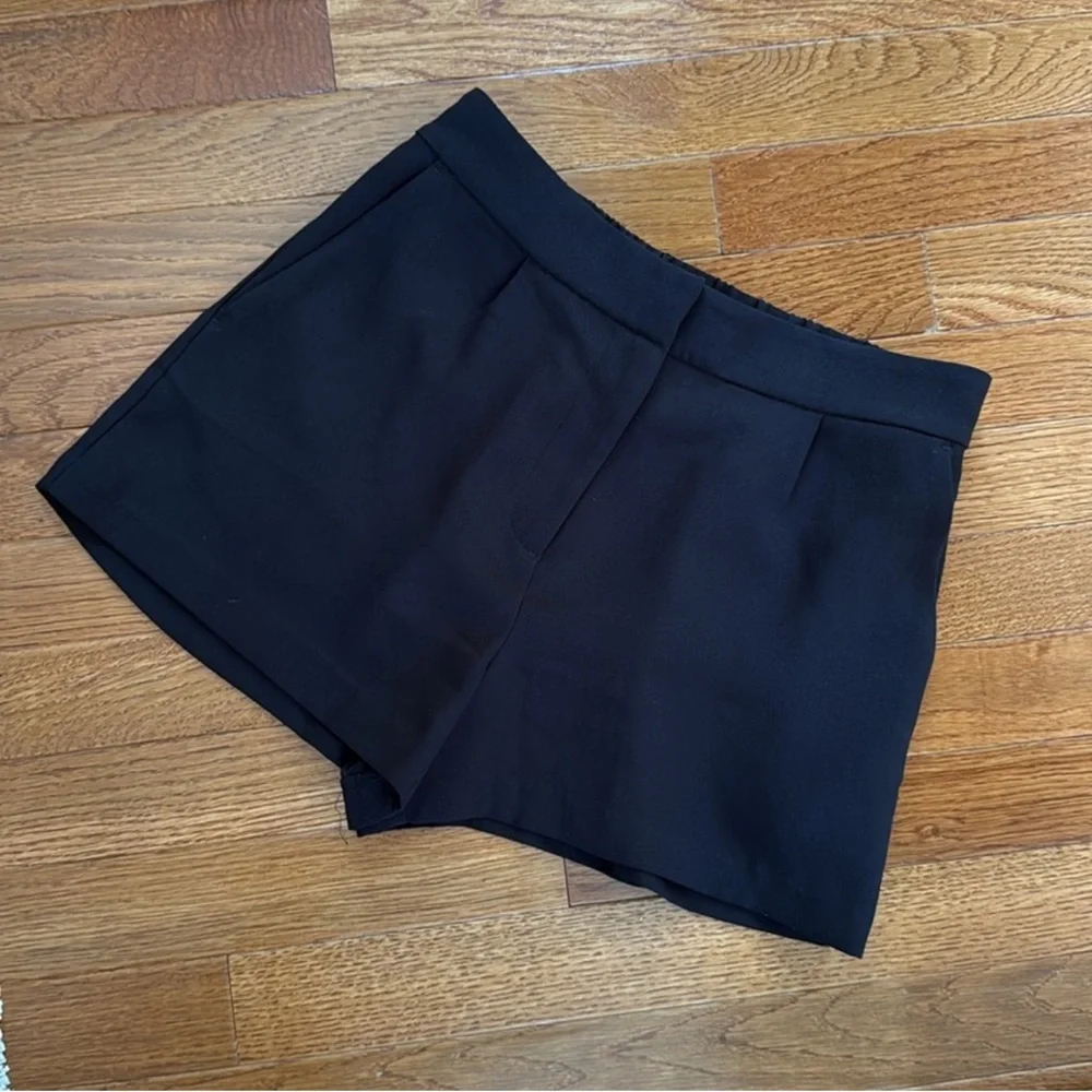 H&M pleat detail black shorts - Picture 4 of 5